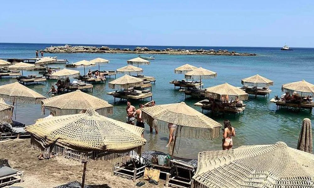 Ρόδος: Αυτόφωρο και πρόστιμο 28.560 ευρώ στο beach bar για τις ομπρέλες στη θάλασσα